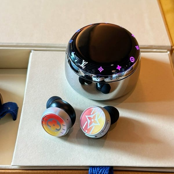Recommended Louis Vuitton Horizon Earphones QAB130 Replica