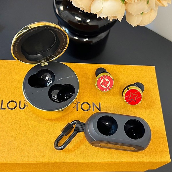 Louis Vuitton Horizon Light Up Earphones Replica Red QAB240