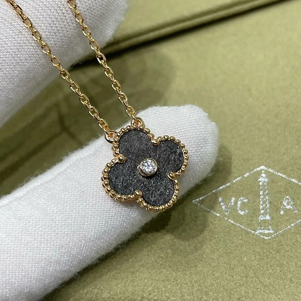 Van Cleef & Sachs Christmas Limited 2023 Alhambra Necklace Replica VCARP9T000