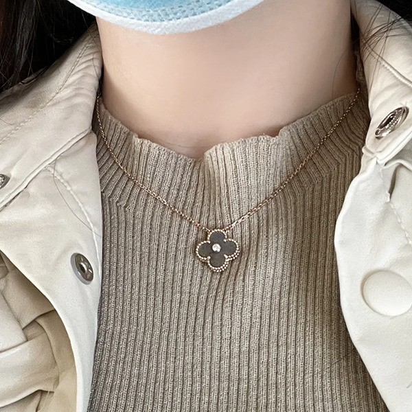 Van Cleef & Sachs Christmas Limited 2023 Alhambra Necklace Replica VCARP9T000