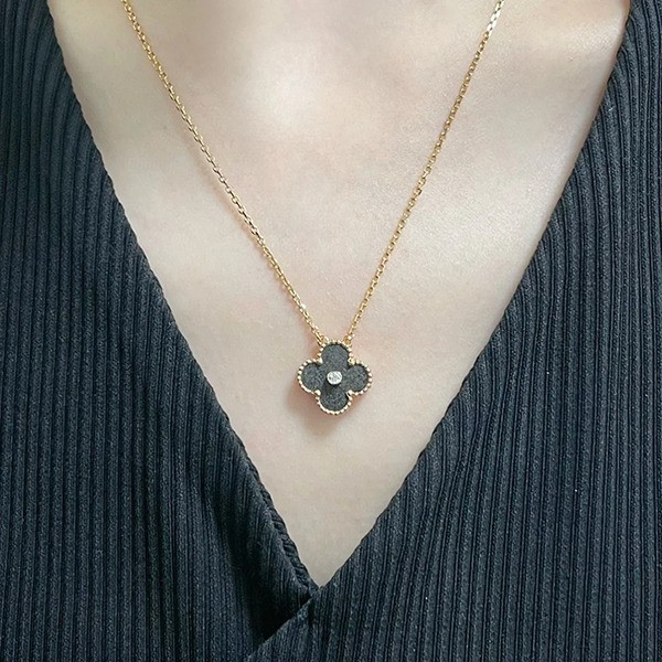 Van Cleef & Sachs Christmas Limited 2023 Alhambra Necklace Replica VCARP9T000