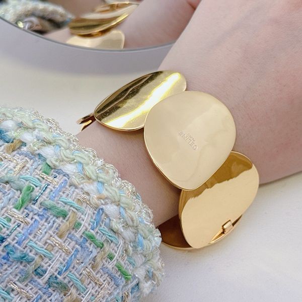 I definitely want this! [Celine] Logo Petal Bracelet N grade 461CA6BRA35OR