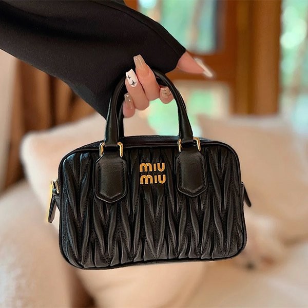 Too cute! Chang Wonyoung Miu Miu Arcadi Matelasse Leather Bag Replica Too cute! Chang Wonyoung Miu Miu Arcadi Matelasse Leather Bag Replica