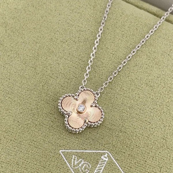 Van Cleef & Arpels Holiday 2024 Christmas Limited Edition Necklace Alhambra Pendant Replica Van Cleef & Arpels Holiday 2024 Christmas Limited Edition Necklace Alhambra Pendant Replica