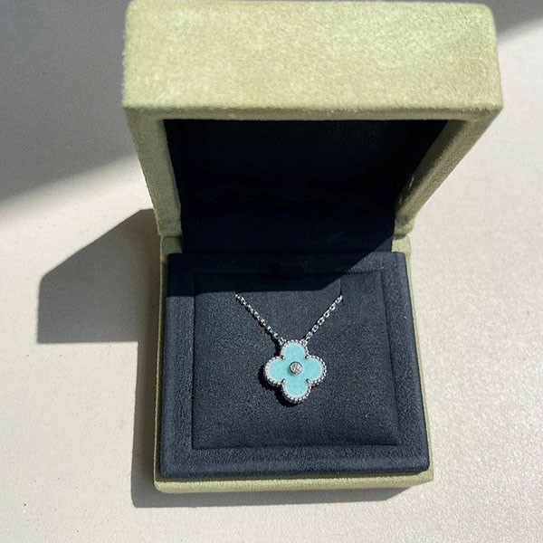 Van Cleef & Arpels Holidays 2022 Christmas Limited Edition Pendant Van Cleef & Arpels Vintage Alhambra Replica val22163 Van Cleef & Arpels Holidays 2022 Christmas Limited Edition Pendant Van Cleef & Arpels Vintage Alhambra Replica val22163