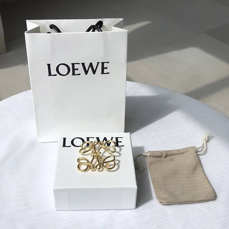 Sure to sell out! Loewe Brooch Replica Anagram Gold 11125020