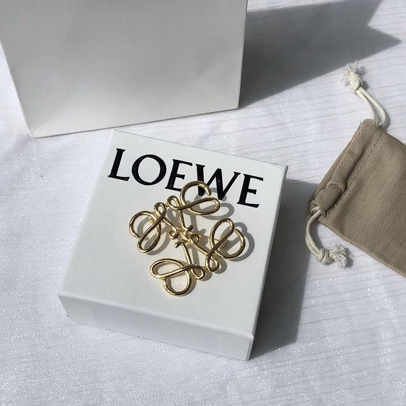 Sure to sell out! Loewe Brooch Replica Anagram Gold 11125020