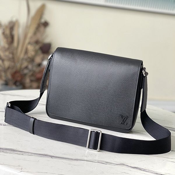 The most popular Louis Vuitton shoulder bag replica: District PM NV3 M30850 The most popular Louis Vuitton shoulder bag replica: District PM NV3 M30850