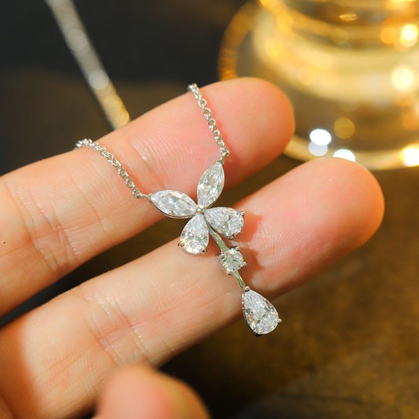 ★Popular in Japan! GRAFF Classic Butterfly Single Motif Pear Shape Diamond Drop Pendant RGP178