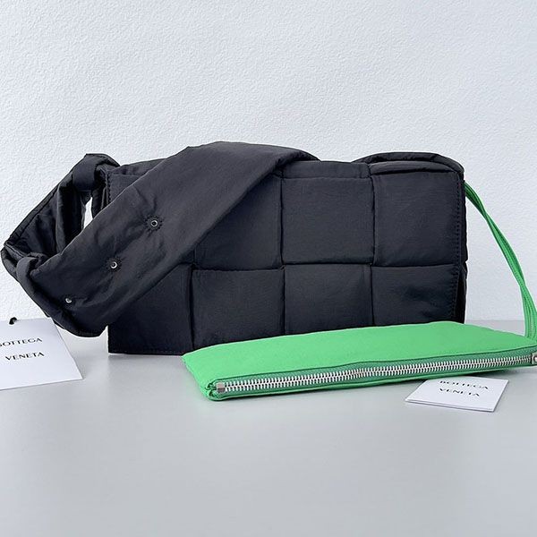 Love at first sight? Fake Bottega Veneta shoulder bag bof38979