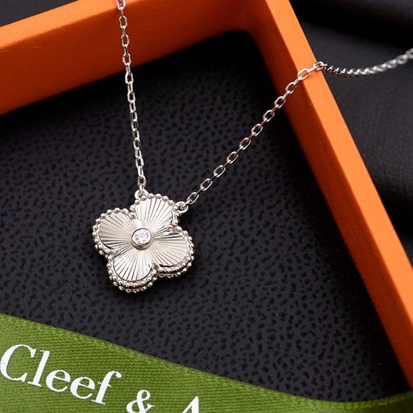 Very popular: Van Cleef & Arpels Vintage Alhambra Pendant vas30229 Very popular: Van Cleef & Arpels Vintage Alhambra Pendant vas30229