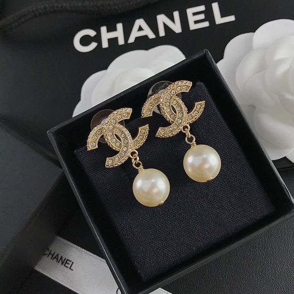 Love at first sight? Replica Chanel earrings with Coco mark, pearl and silver, shb94114