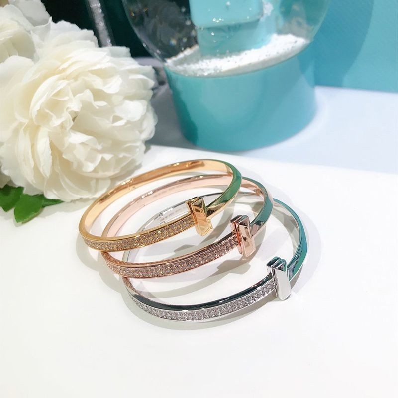 Love at first sight? Tiffany T wire bracelet replica with onyx and diamonds Tiy22394