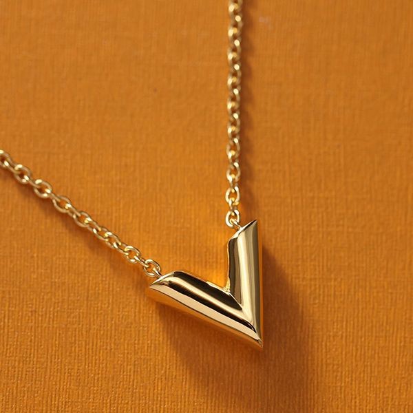 Free shipping Louis Vuitton Essential V replica necklace vun11789 Free shipping Louis Vuitton Essential V replica necklace vun11789