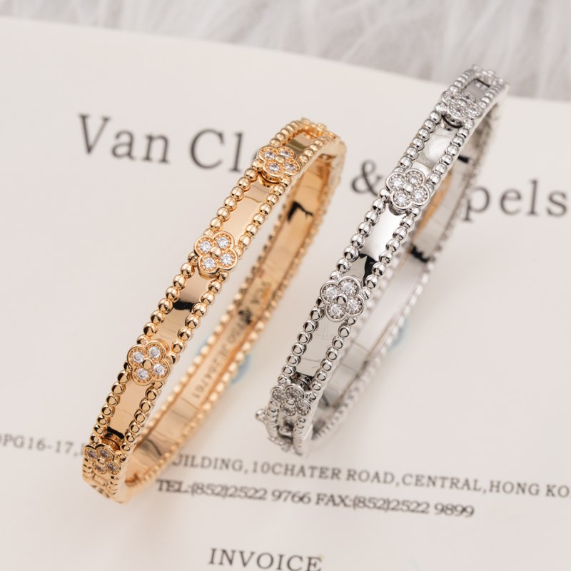 New for Fall/Winter Van Cleef & Arpels ☆ 2-color Perlée Clover Bracelet Replica VCARP6X200 New for Fall/Winter Van Cleef & Arpels ☆ 2-color Perlée Clover Bracelet Replica VCARP6X200