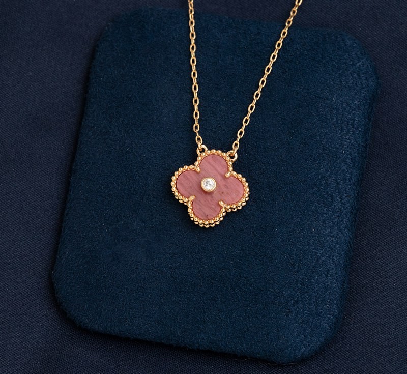 Van Cleef & Arpels Holiday 2023 Alhambra Pendant Fake Christmas Limited Edition vam56513 Van Cleef & Arpels Holiday 2023 Alhambra Pendant Fake Christmas Limited Edition vam56513