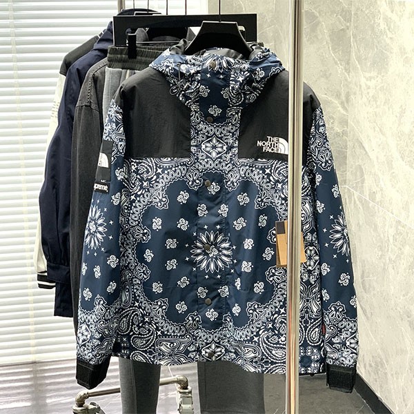 Hard to find Supreme x North Face copy Bandana Mountain Jacket nou09080 Hard to find Supreme x North Face copy Bandana Mountain Jacket nou09080