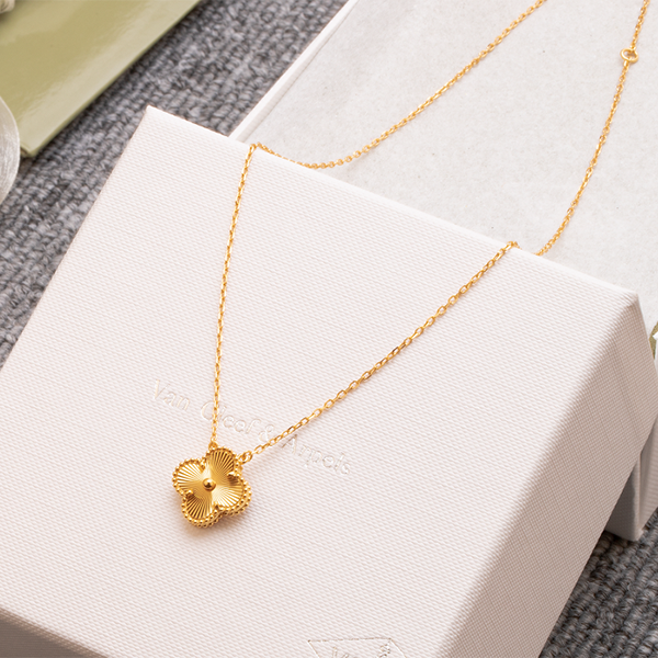 Eye-catching color Van Cleef & Arpels replica * Vintage Alhambra necklace VCARP4KL00