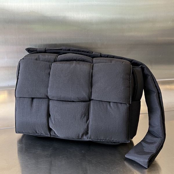 Extremely eye-catching! Bottega Veneta Padded Tech Cassette bol41335