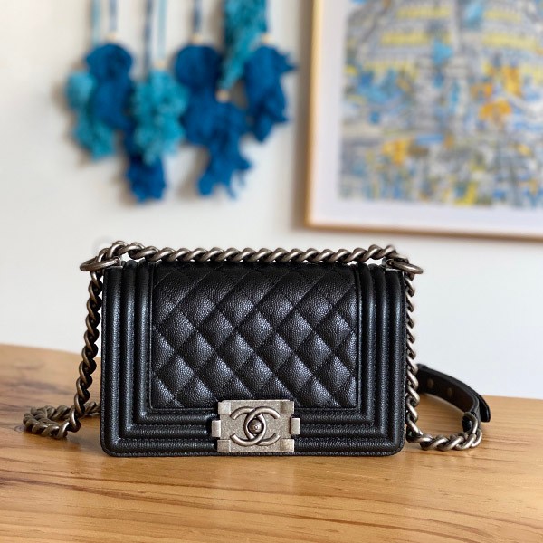 Sold out Chanel replica caviar skin Boy Chanel shoulder bag shb79121