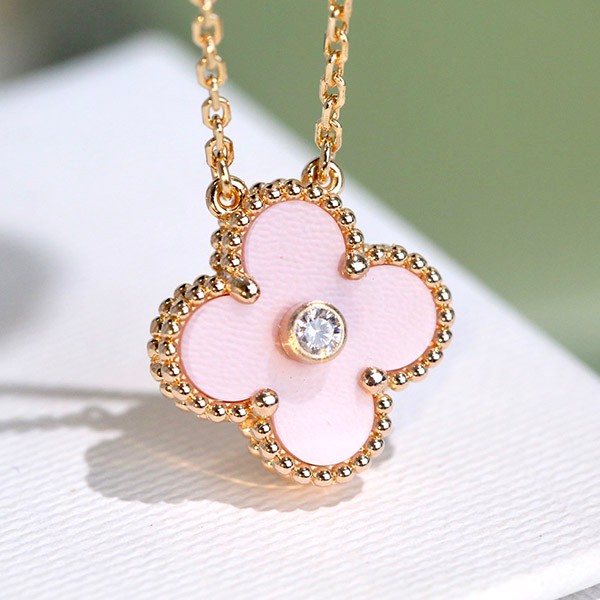 2015 Holiday Limited Edition Van Cleef & Arpels Alhambra Pendant Replica vav89267 2015 Holiday Limited Edition Van Cleef & Arpels Alhambra Pendant Replica vav89267