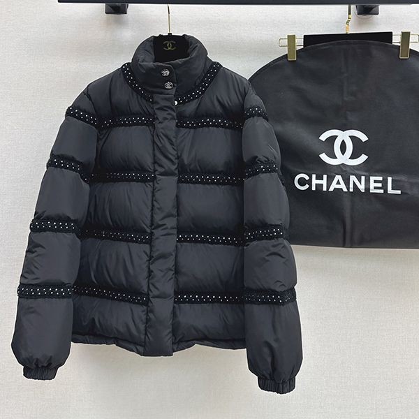 A replica Chanel jacket loved by many celebrities, made of technical fabric and in black, shi84441