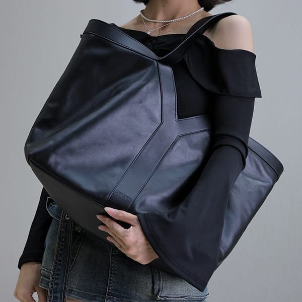 The latest and most fashionable Saint Laurent tote bag replica logo calfskin black Saj58811