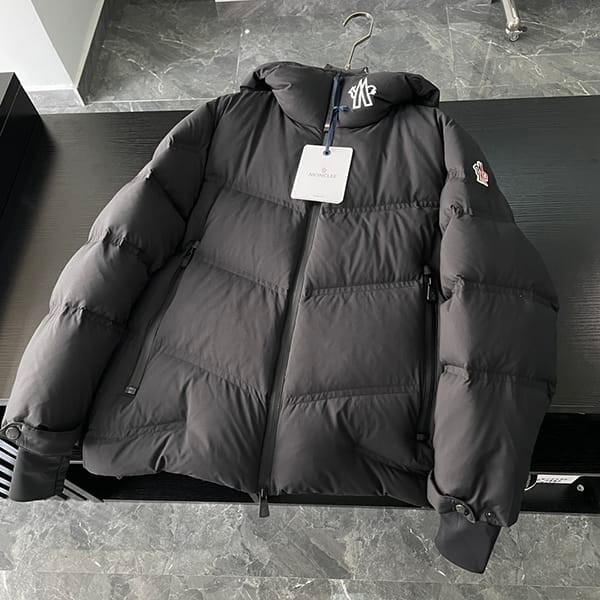★ Tracked shipping for peace of mind Moncler replica Arcesaz short down jacket with hood, logo and water repellent mof34954