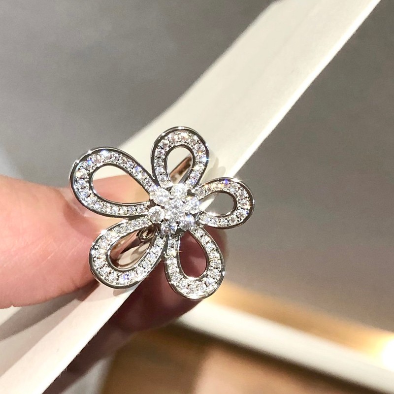 Hard to find Van Cleef & Arpels flower lace ring VCARP05300 Hard to find Van Cleef & Arpels flower lace ring VCARP05300