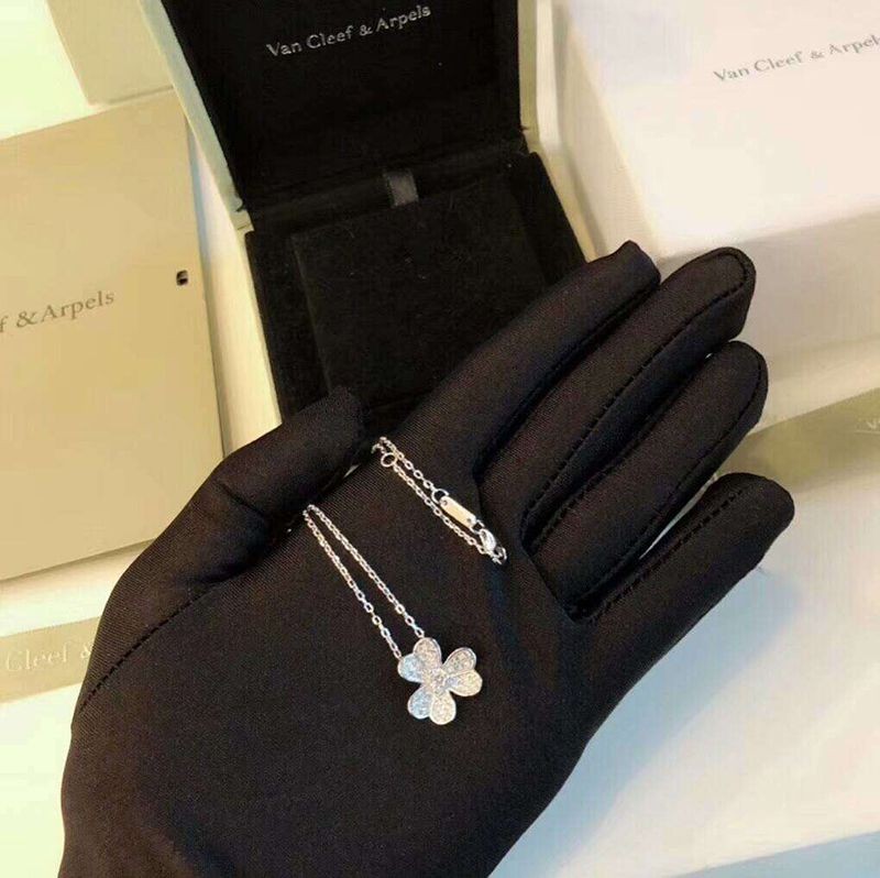 Not available in Japan Van Cleef & Arpels Frivole Pendant Mini Model vab09210 Not available in Japan Van Cleef & Arpels Frivole Pendant Mini Model vab09210