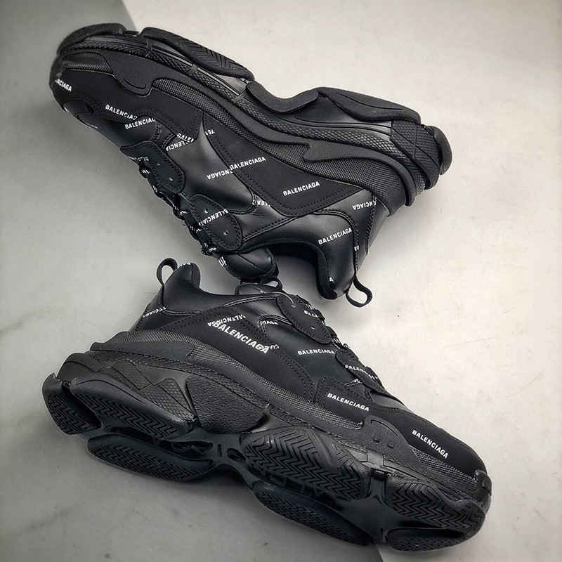 Love at first sight? Fake Balenciaga Triple S sneakers bar55668