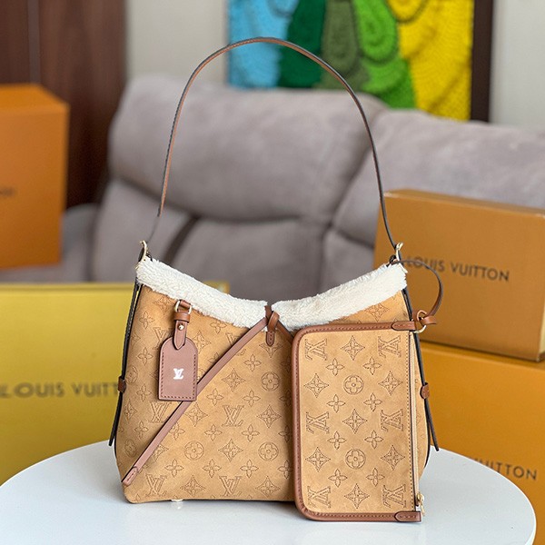 A cute fluffy bag for autumn and winter? Louis Vuitton Carryall NM PM Replica M11843 A cute fluffy bag for autumn and winter? Louis Vuitton Carryall NM PM Replica M11843