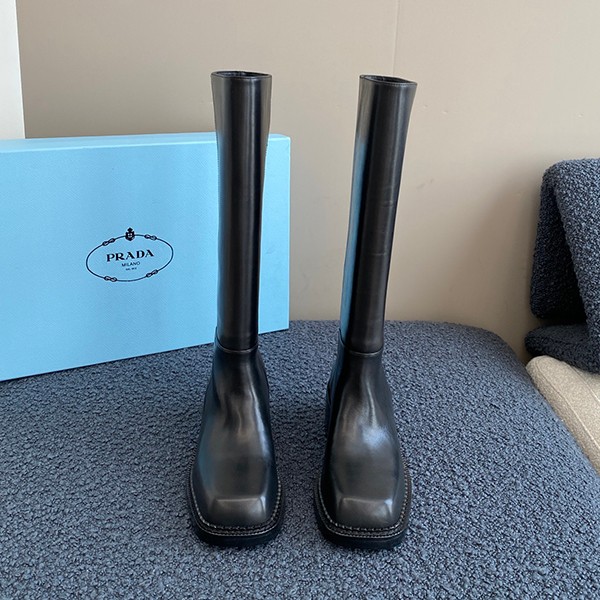 Sold out soon Prada Parody leather boots embossed logo rubber sole black pup58405