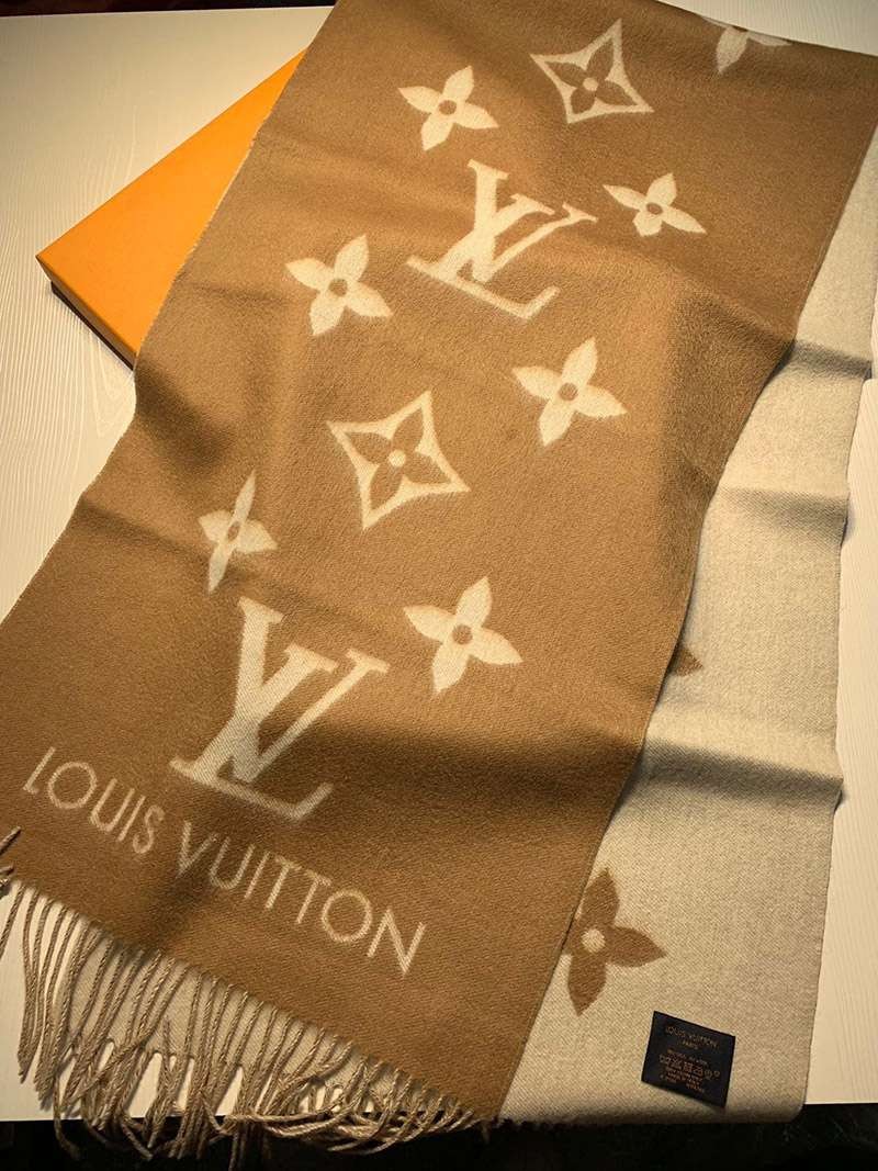 Sure to sell out! Stylish Louis Vuitton cashmere tassel scarf replica vum94325