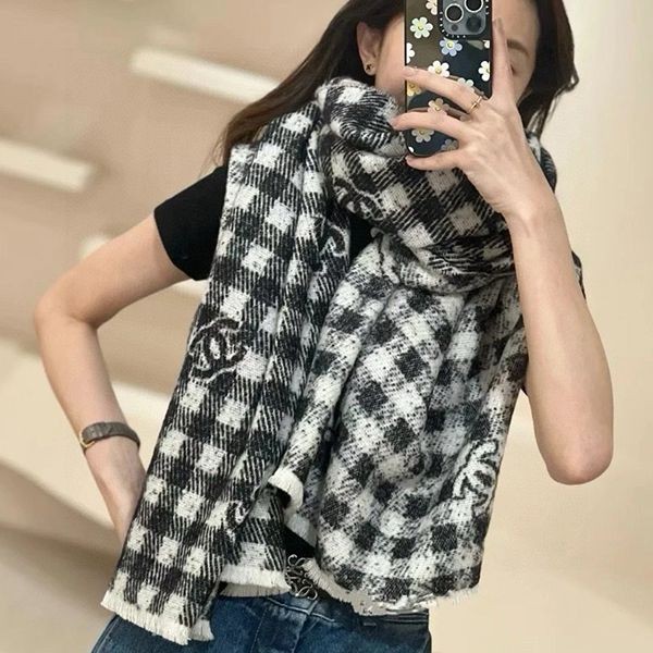 Elegant and warm material? [Chanel] Scarf Parody AAA347 B17733 NZJ06