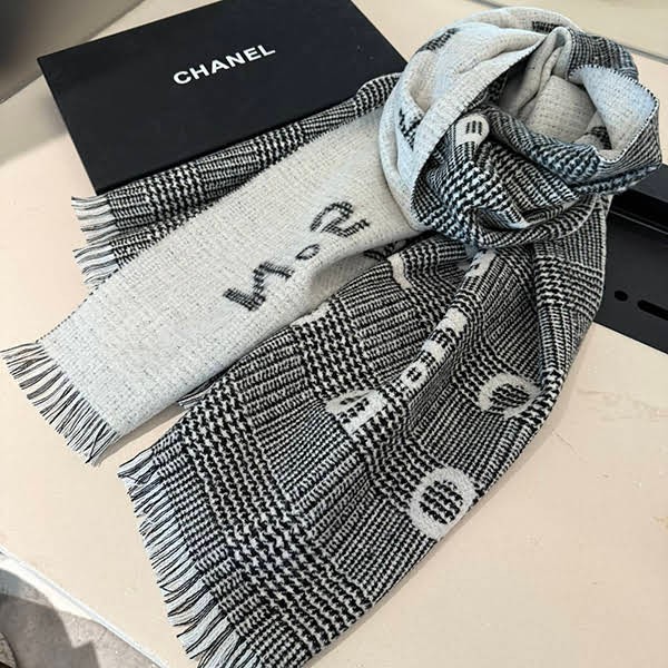 Stylish Chanel Replica Reversible Scarf Stole SHV18115
