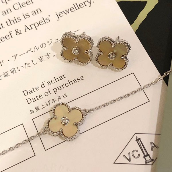 Hard to find Van Cleef & Arpels Vintage Alhambra Earrings Replica VAC56426 Hard to find Van Cleef & Arpels Vintage Alhambra Earrings Replica VAC56426