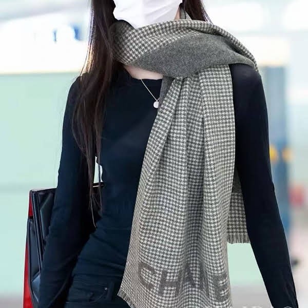 Perfect gift: Chanel fake reversible scarf/stole shl97211