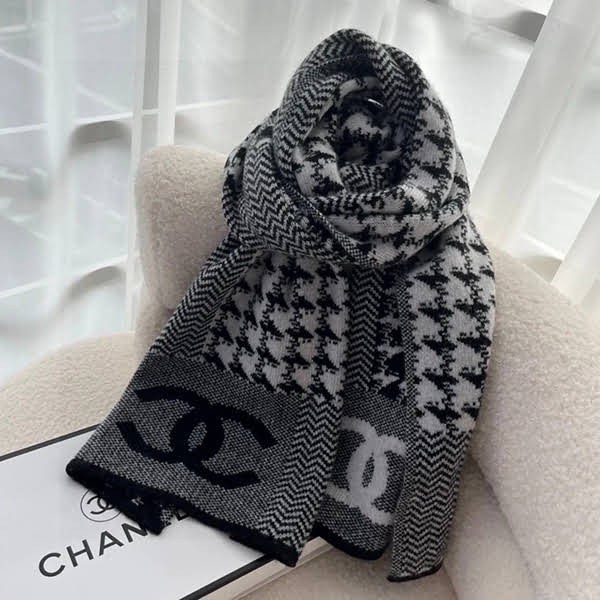 I definitely want this! Replica Chanel reversible scarf shx95788