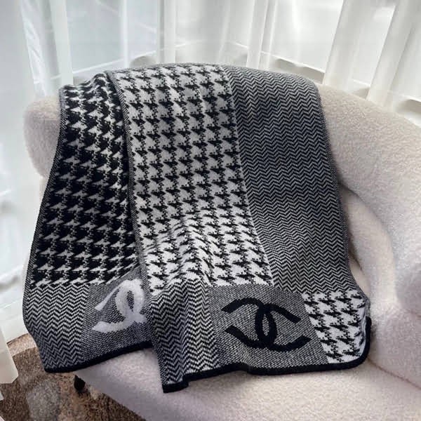 I definitely want this! Replica Chanel reversible scarf shx95788