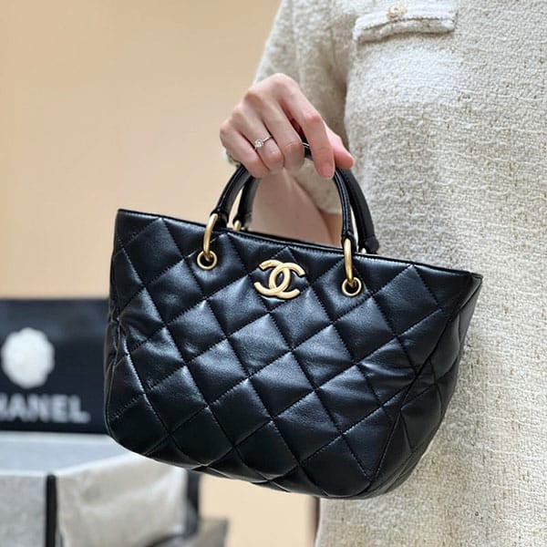Rare Chanel Tote Bag Parody Matelasse Elegant Black shk41587 Rare Chanel Tote Bag Parody Matelasse Elegant Black shk41587