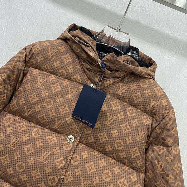 A lovely Louis Vuitton down jacket, only a few left in stock overseas! vuw95364