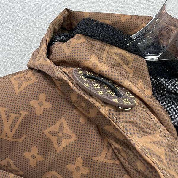 A lovely Louis Vuitton down jacket, only a few left in stock overseas! vuw95364