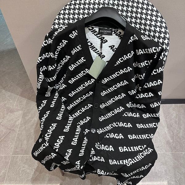 Boutique Balenciaga All-Over Logo Jacquard Cardigan Replica 719649T1660 Boutique Balenciaga All-Over Logo Jacquard Cardigan Replica 719649T1660