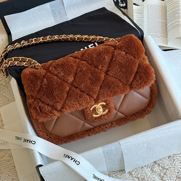 [24K ◆ Mixed materials?] Chanel Matelasse Shearling Flap Bag Replica sht43508