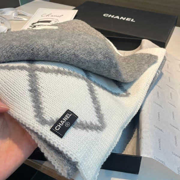 Immediate delivery Chanel reversible scarf stole parody shb51941