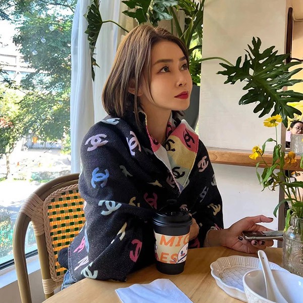 [Add a pop of color to your outfit!] Colorful Chanel scarf replica shs67907