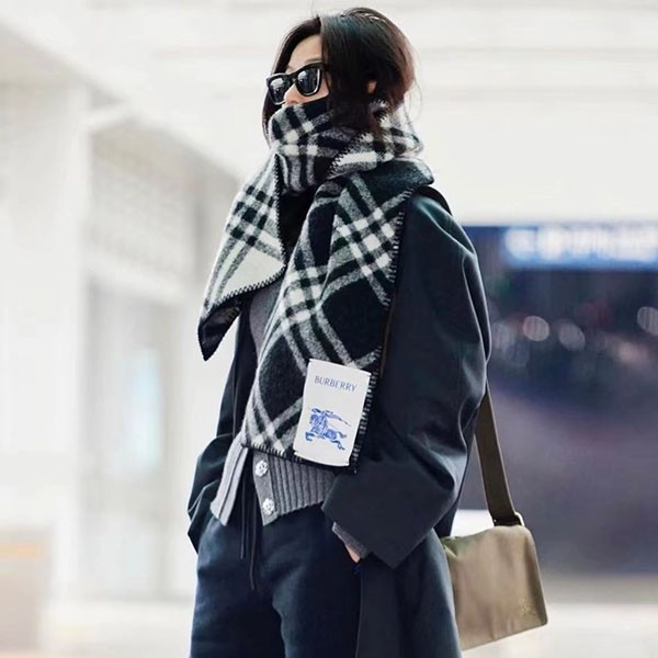 I definitely want this Burberry checked wool scarf replica 80792461