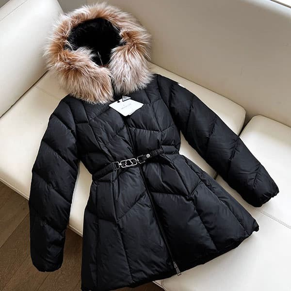 Battle for Moncler Replica Short Down Jacket with Fur Hood moi50926 Battle for Moncler Replica Short Down Jacket with Fur Hood moi50926