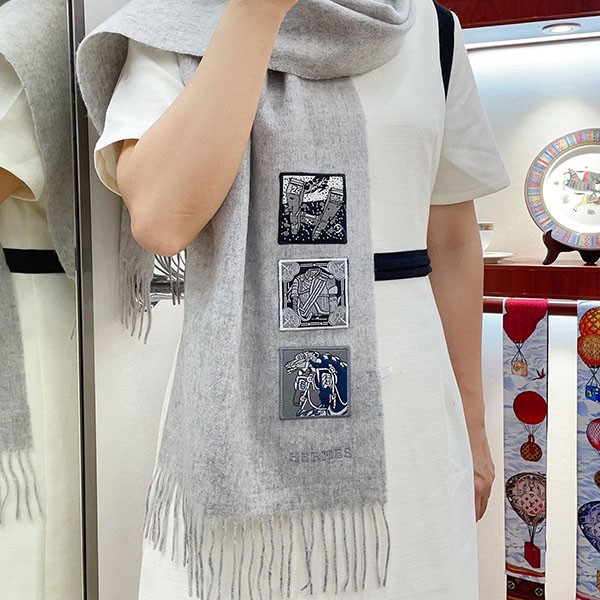 [Simple and elegant cold weather item] Hermes Badges Soie scarf copy H394801T02